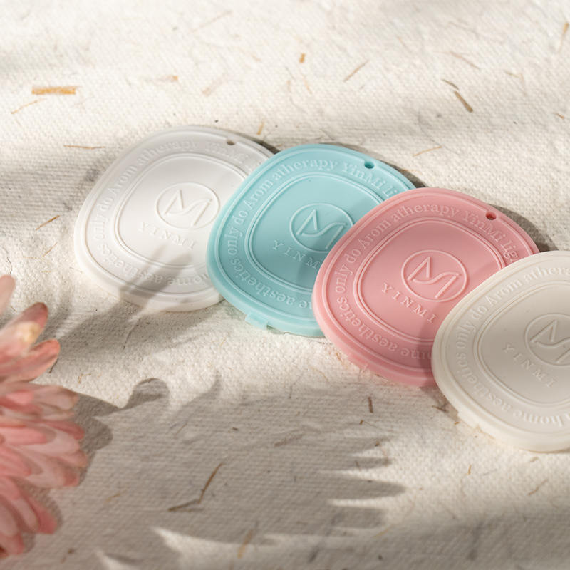 Riippuva auton ilmanraikastin aromaterapialevy