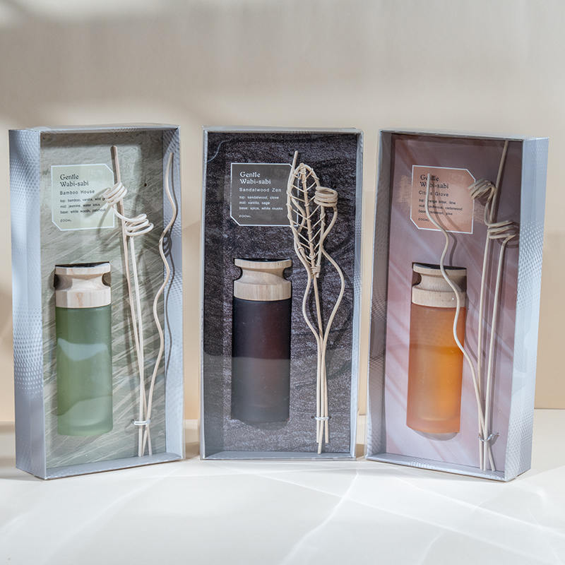 Korkealuokkainen sylinterimäinen lasipullo korkealuokkainen ruokohajotin puisella tikku-aromihajottimella