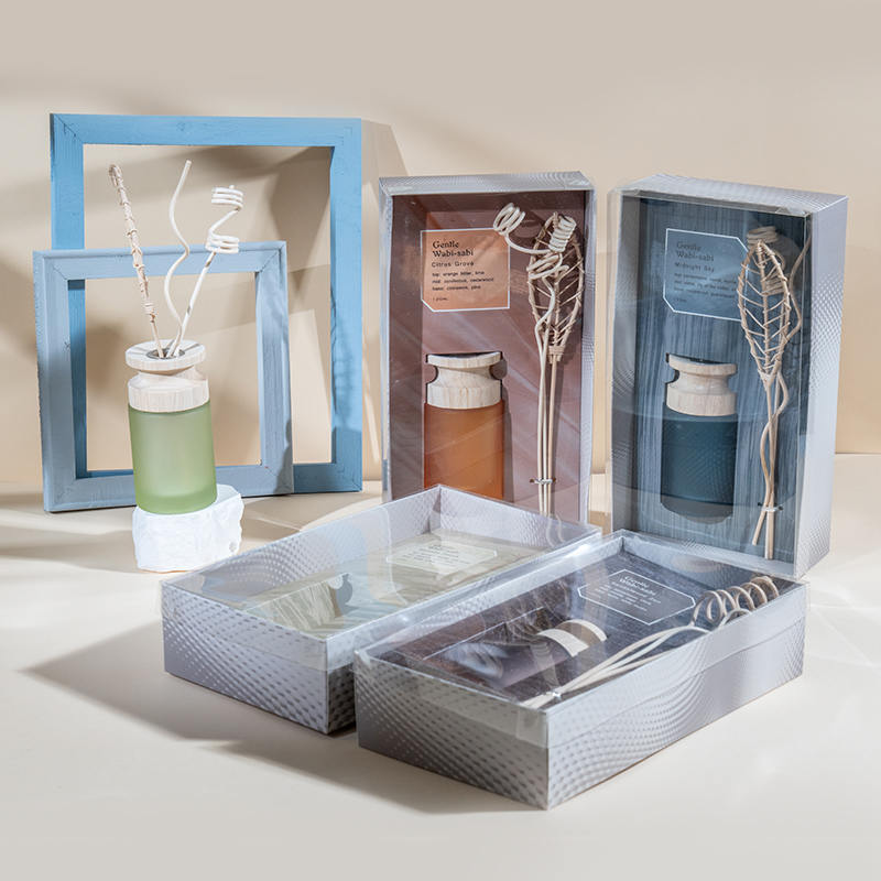 Korkean sylinterimäisen lasipullon korkealuokkainen ruokohajotin puisella tikku-aromihajottimella