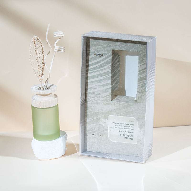 Korkean sylinterimäisen lasipullon korkealuokkainen ruokohajotin puisella tikku-aromihajottimella