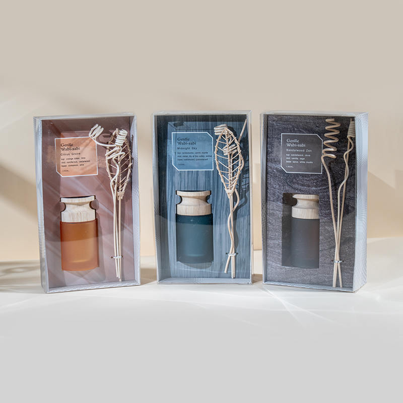 Korkean sylinterimäisen lasipullon korkealuokkainen ruokohajotin puisella tikku-aromihajottimella