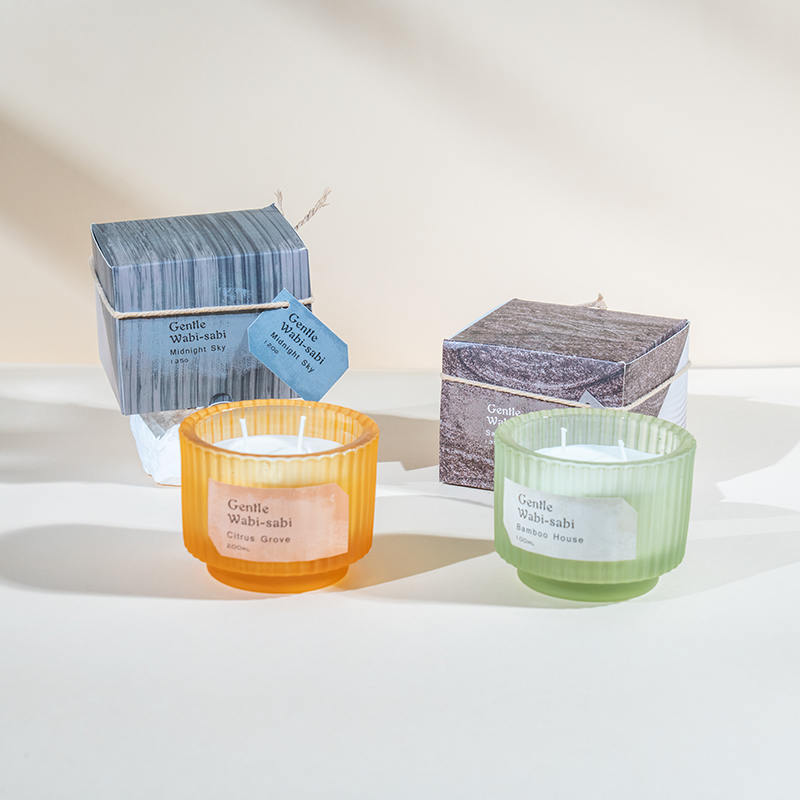 Pyöreä lasikynttiläkuppi pystyraidoilla tuoksukynttilät - eko soijavaha kynttilän myyjä