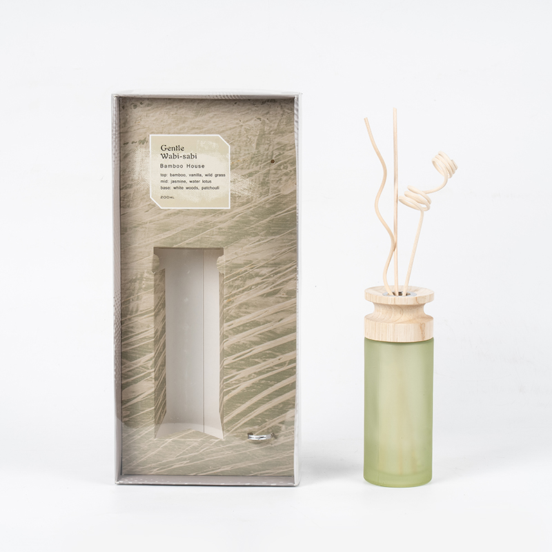 Korkealuokkainen sylinterimäinen lasipullo korkealuokkainen ruokohajotin puisella tikku-aromihajottimella