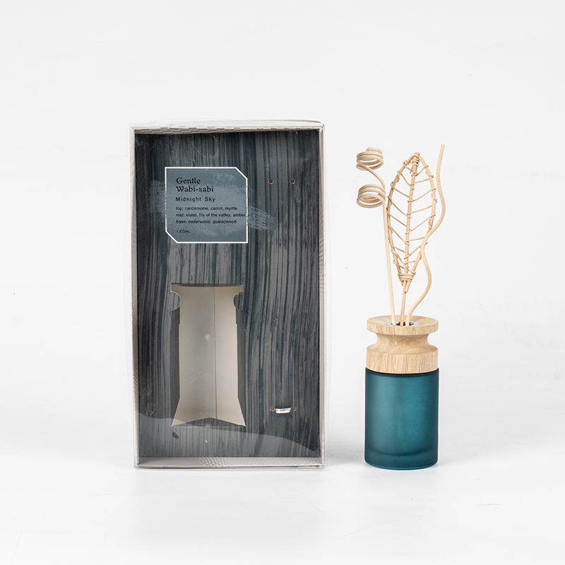 Korkean sylinterimäisen lasipullon korkealuokkainen ruokohajotin puisella tikku-aromihajottimella