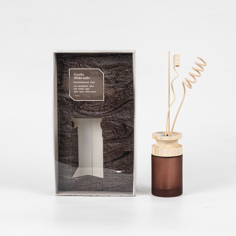 Korkean sylinterimäisen lasipullon korkealuokkainen ruokohajotin puisella tikku-aromihajottimella