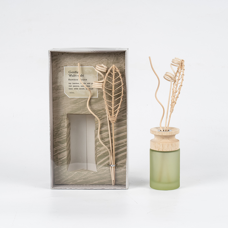 Korkean sylinterimäisen lasipullon korkealuokkainen ruokohajotin puisella tikku-aromihajottimella