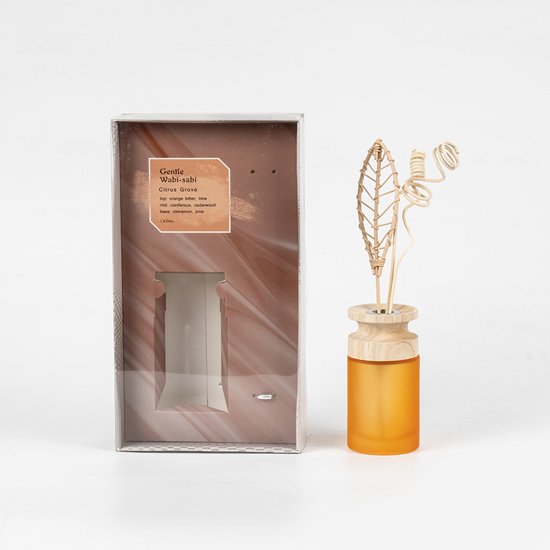 Korkean sylinterimäisen lasipullon korkealuokkainen ruokohajotin puisella tikku-aromihajottimella